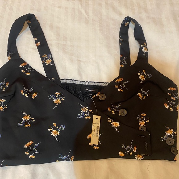 Button-Wrap Crop Tank in Marseille Daisies - Picture 3 of 9